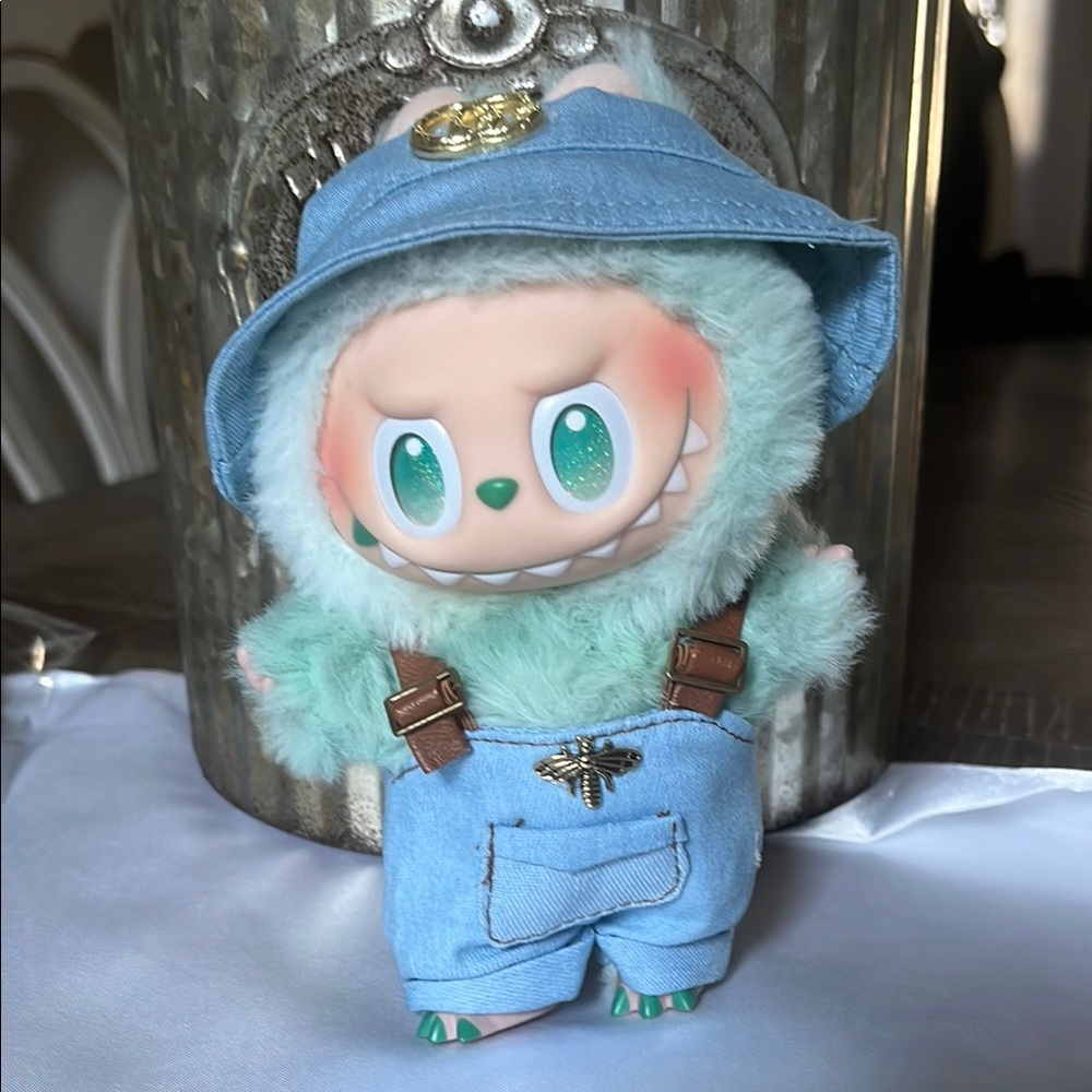 New Fashion outfit with overalls and hat.